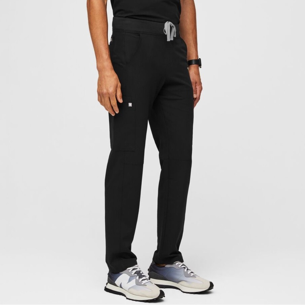 FIGS Men’s Axim Cargo Scrub Pants